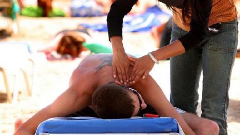 Estos son los peligros de los masajes «ambulantes» en la playa